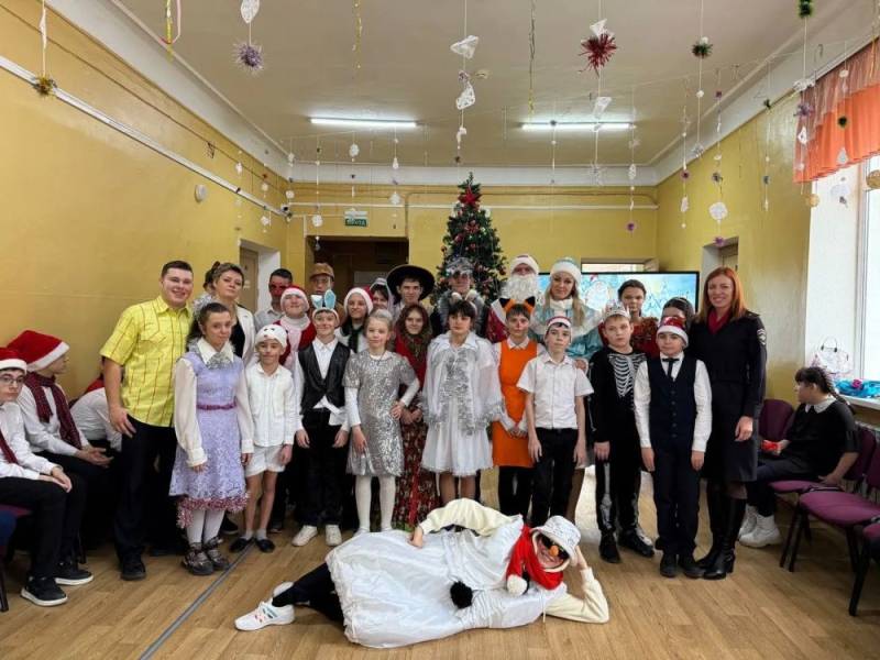 Полицейский Дед Мороз и Снегурочка поздравили воспитанников севастопольского интерната Полицейский Дед Мороз и Снегурочка поздравили воспитанников севастопольского интерната