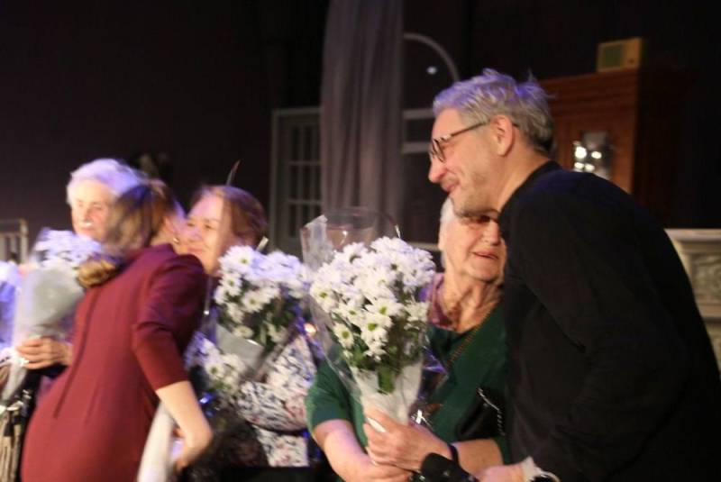 Жители блокадного Ленинграда посетили спектакль «Не бойся быть счастливым»