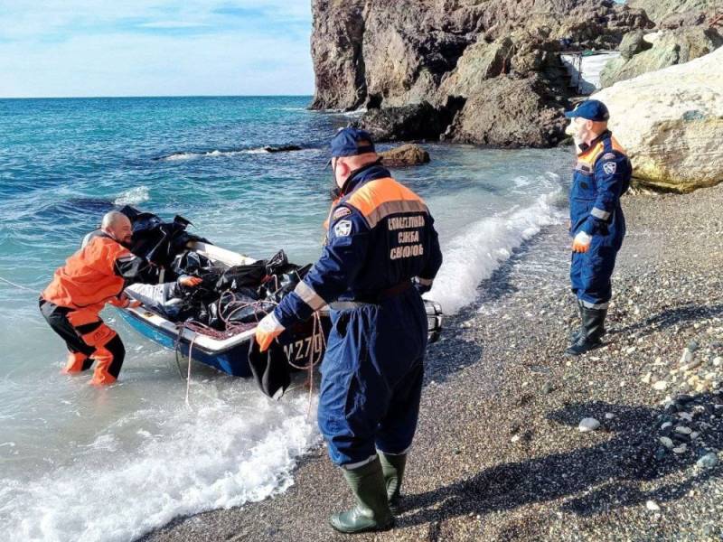 Работа спасателей в действии: очистка пляжа на мысе Фиолент Работа спасателей в действии: очистка пляжа на мысе Фиолент