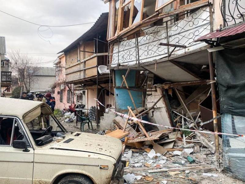 Сотрудники МЧС Севастополя извлекли из-под завала человека и кошку