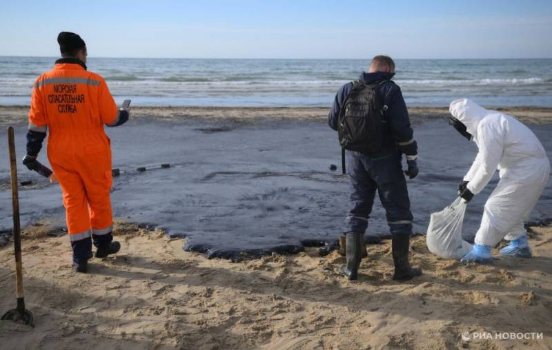 С пляжей Севастополя вывезли более 12 тонн загрязненного грунта за сутки С пляжей Севастополя вывезли более 12 тонн загрязненного грунта за сутки