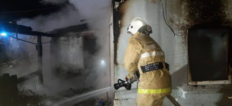 В крымском Возрождении сгорели гараж и машина