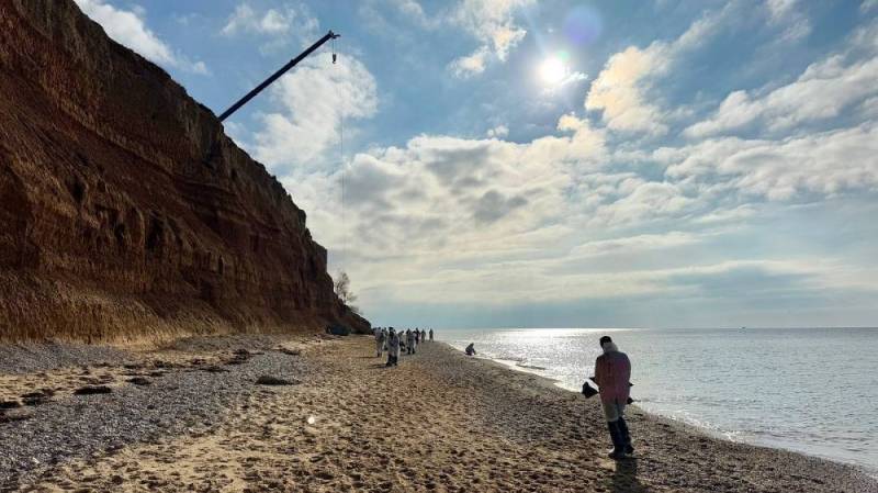 С севастопольского побережья вывезли 171 тонну грунта, загрязненного мазутом С севастопольского побережья вывезли 171 тонну грунта, загрязненного мазутом