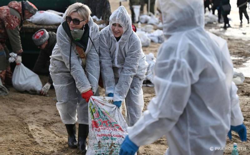 С пляжей Севастополя вывезли более 12 тонн загрязненного грунта за сутки С пляжей Севастополя вывезли более 12 тонн загрязненного грунта за сутки