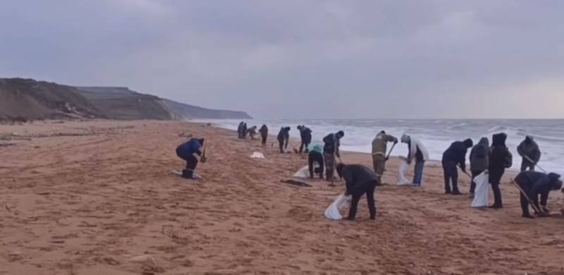 18 километров берега загрязнено мазутом в Ленинском районе Крыма