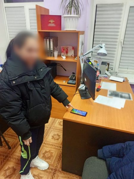 Если друг оказался вдруг: в Керчи полицейские вернули местной жительнице смартфон, который похитила ее подруга Если друг оказался вдруг: в Керчи полицейские вернули местной жительнице смартфон, который похитила ее подруга