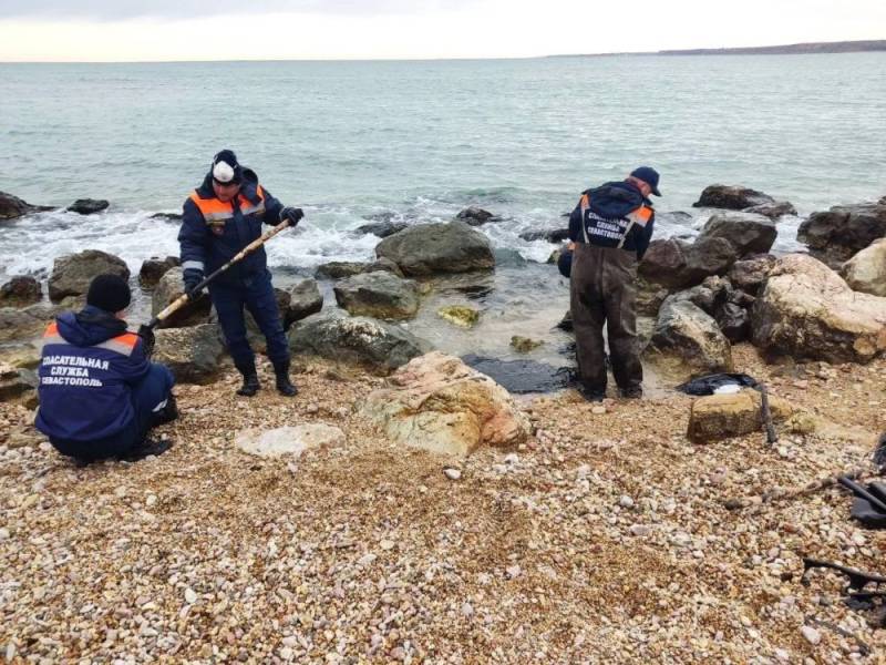 На Северной стороне Севастополя спасатели убирают мазут