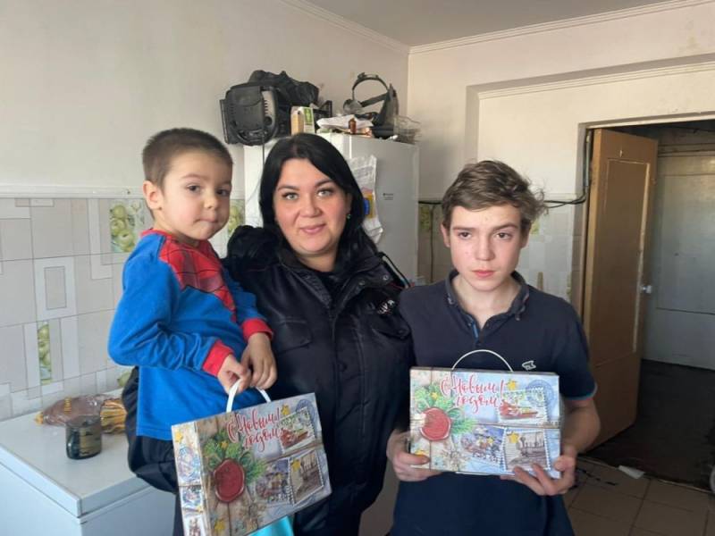 В Севастополе полицейские продолжают поздравлять с Новым годом юных жителей города-героя