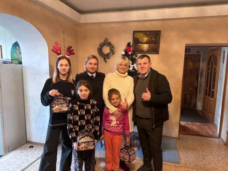 В Севастополе полицейские продолжают поздравлять с Новым годом юных жителей города-героя