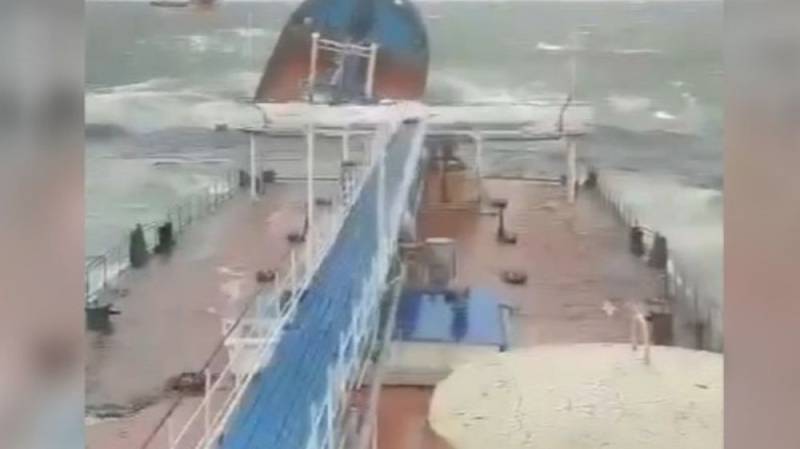 Губернатор Развожаев: пятно мазута после крушения танкеров дошло до Севастополя