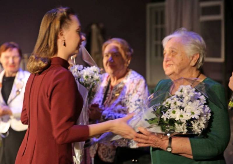 Жители блокадного Ленинграда посетили спектакль «Не бойся быть счастливым»