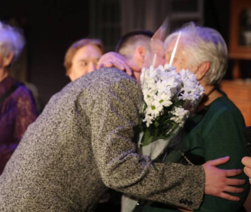 Жители блокадного Ленинграда посетили спектакль «Не бойся быть счастливым»