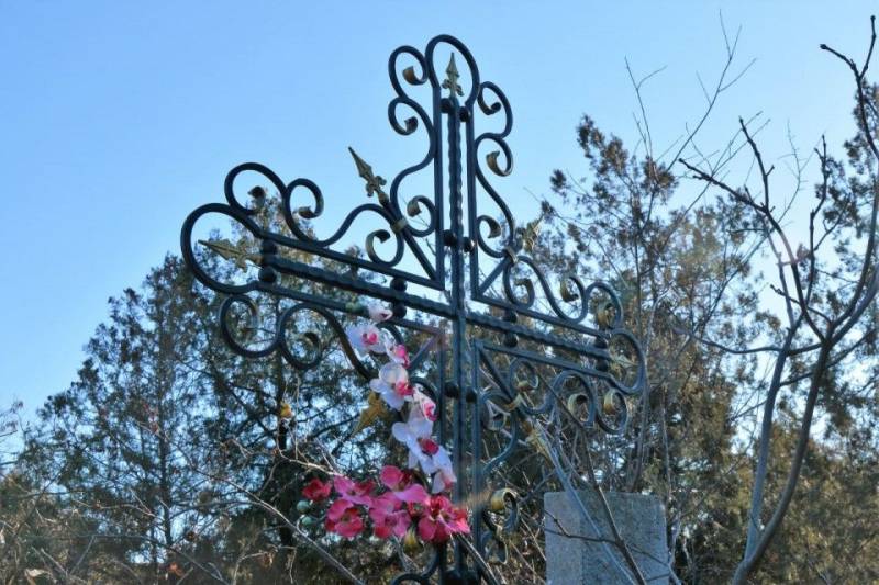 Крымчанин надругался над могилой, а затем пытался зарезать девушку