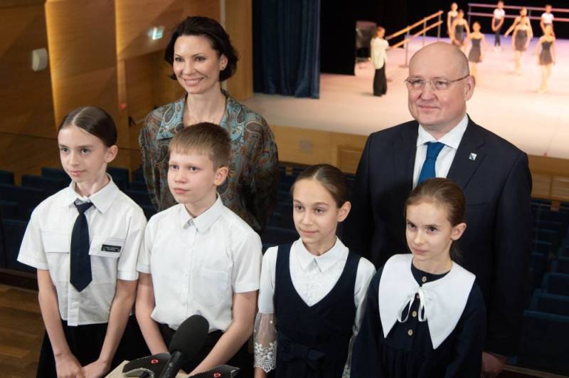 Президент Владимир Владимирович Путин провел совещание по вопросам социально-экономического развития Крыма и Севастополя Президент Владимир Владимирович Путин провел совещание по вопросам социально-экономического развития Крыма и Севастополя