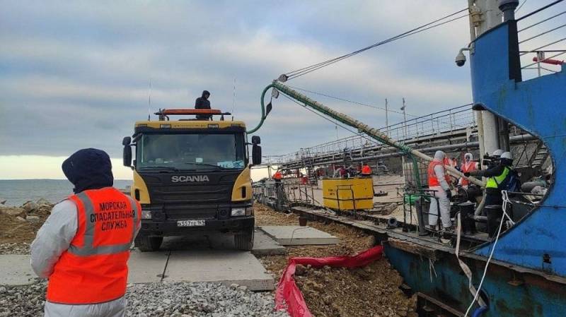 Продолжают работать водолазы: собрали 505 тонн песка и грунта, загрязненного мазутом Продолжают работать водолазы: собрали 505 тонн песка и грунта, загрязненного мазутом