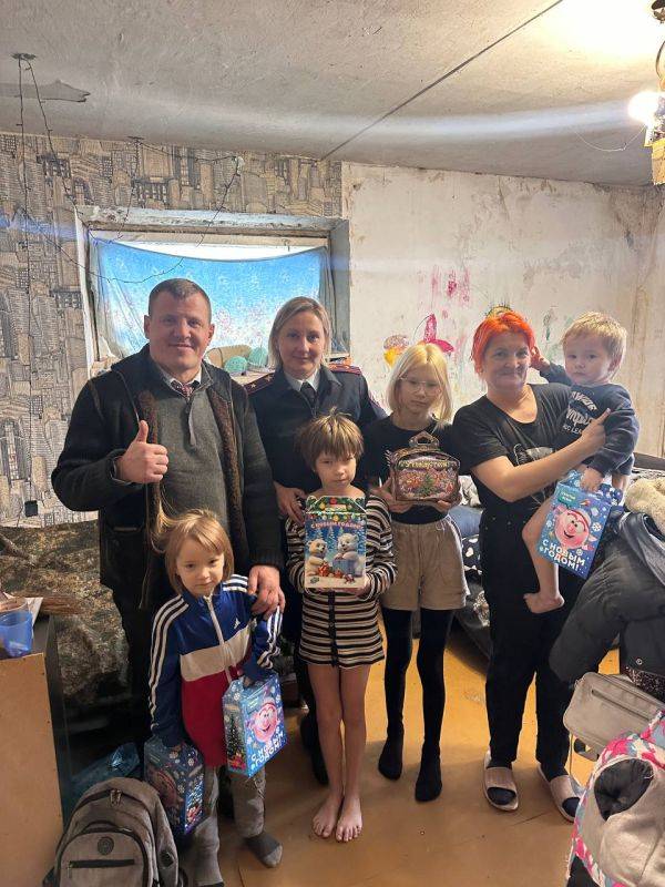 В Севастополе полицейские продолжают поздравлять с Новым годом юных жителей города-героя