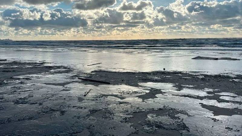 Глава Крыма Аксенов: мазут из танкеров может вытечь летом, если их не поднять