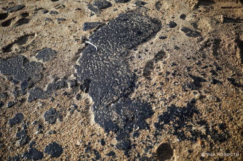 На побережье Анапы произошел новый выброс нефтепродуктов