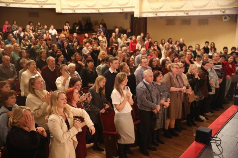 Жители блокадного Ленинграда посетили спектакль «Не бойся быть счастливым»