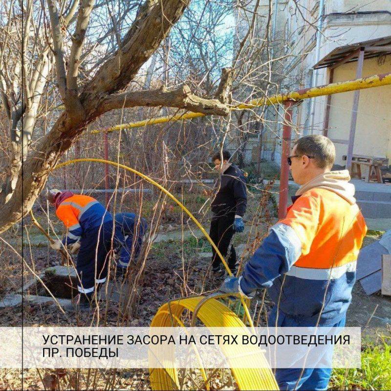 Сотрудники Водоканала устранили засор на сетях водоотведения на проспекте Победы