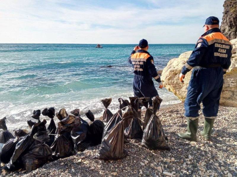 Работа спасателей в действии: очистка пляжа на мысе Фиолент Работа спасателей в действии: очистка пляжа на мысе Фиолент