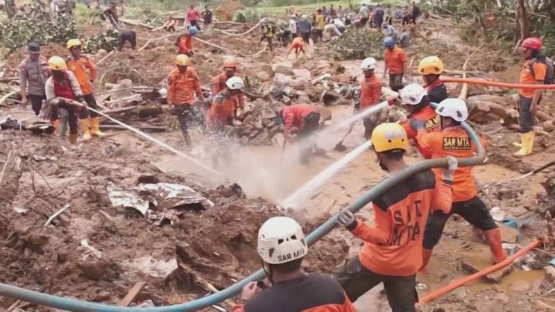 Число жертв оползня на Яве возросло до 25