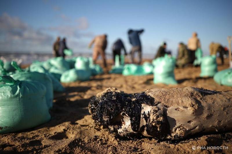 В районе причала Витязево собрали более 1,4 тонны мазута