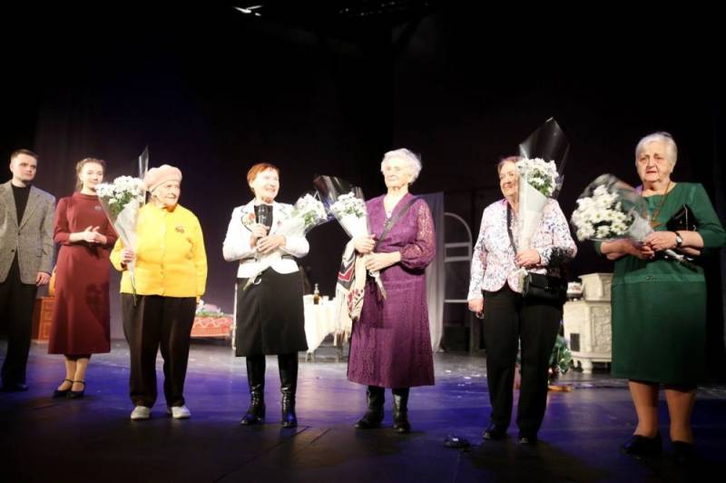 Жители блокадного Ленинграда посетили спектакль «Не бойся быть счастливым»