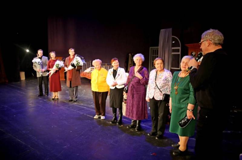 Жители блокадного Ленинграда посетили спектакль «Не бойся быть счастливым»