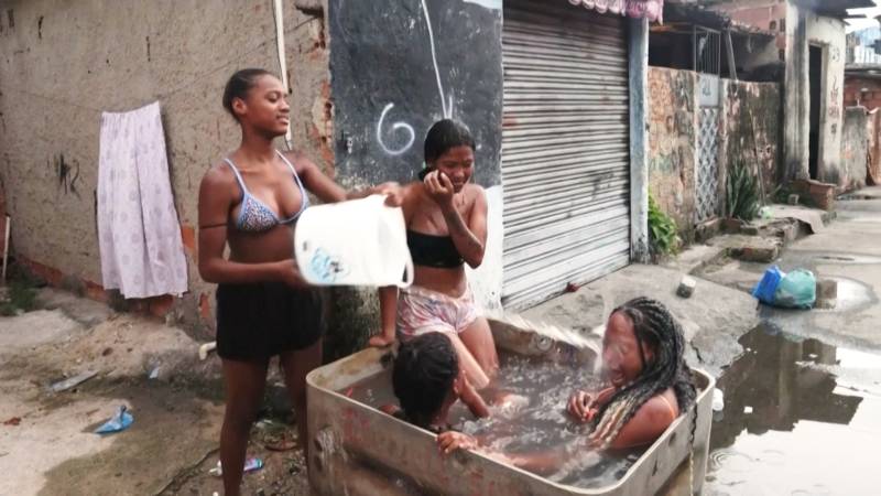 Медсёстры в Рио помогают жителям фавел пережить жару