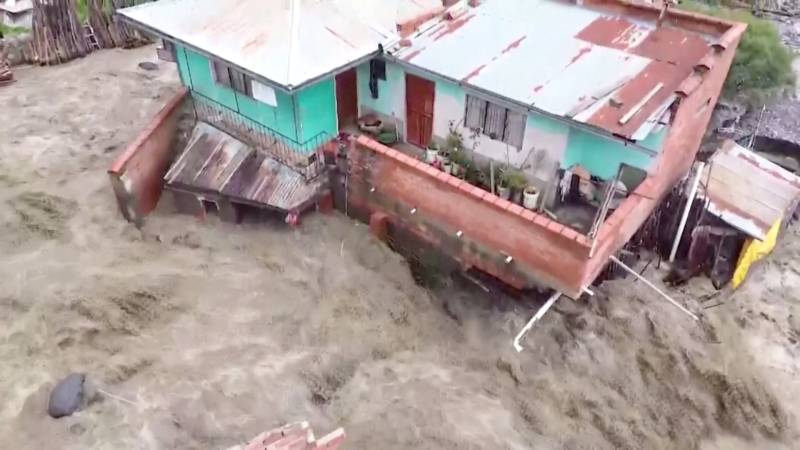 Наводнения в Боливии рушат дома и мосты