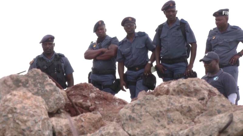 Около сотни нелегальных шахтёров, возможно, умерли в шахте в ЮАР