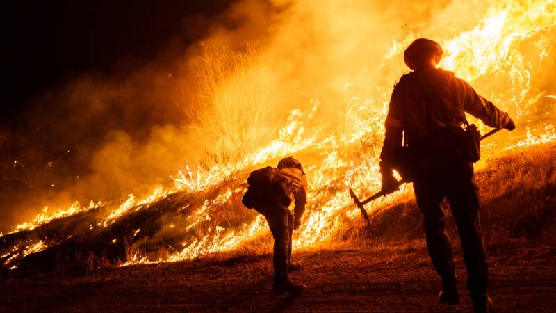 Пожар «Хьюз» в США: массовая эвакуация и «огненный торнадо»