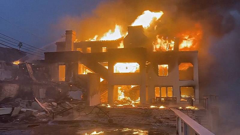 Пожар в Калифорнии уничтожает дома голливудских знаменитостей