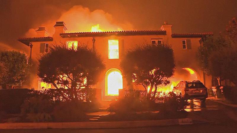 Пожары в Лос-Анджелесе: погибло 7 человек, сгорело почти 10 тыс. домов и строений