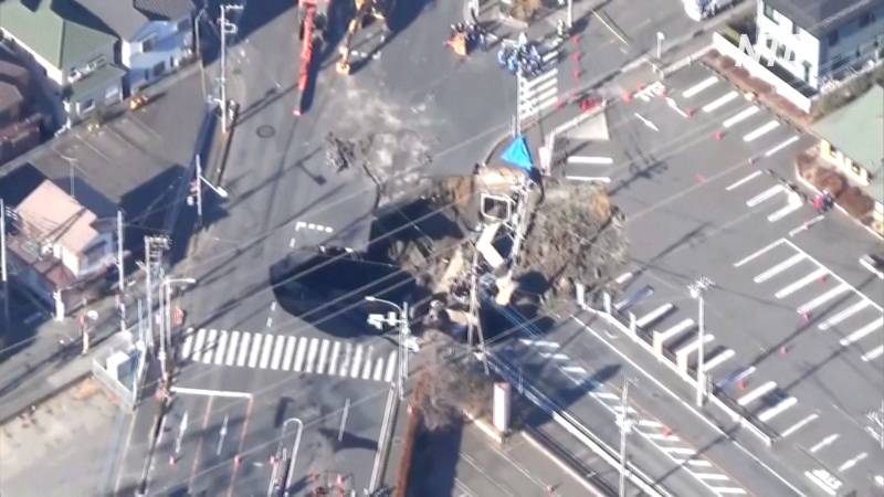 В Японии третий день пытаются достать из провала водителя грузовика