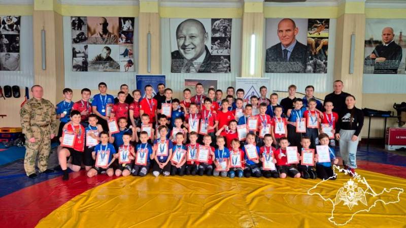 Детско-юношеские соревнования по спортивной борьбе провели Росгвардейцы в Севастополе