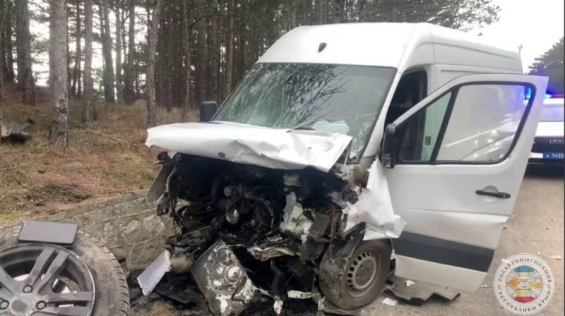 Вылетел в лоб микроавтобусу: на трассе под Алупкой погиб водитель