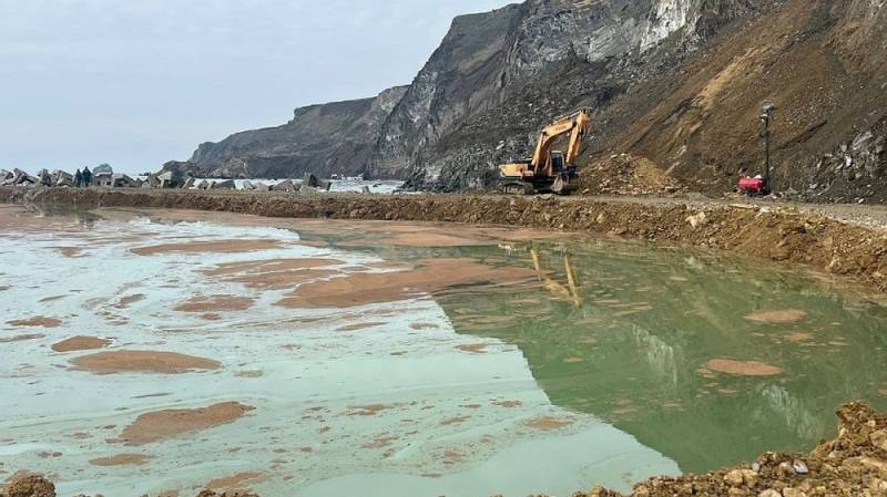 Привлекли авиацию и беспилотники: собрали более 685 тонн загрязненного песка и грунта