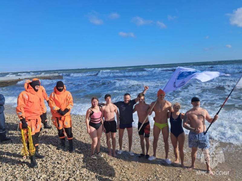 Сотрудники МЧС России обеспечили безопасность заплыва "моржей"