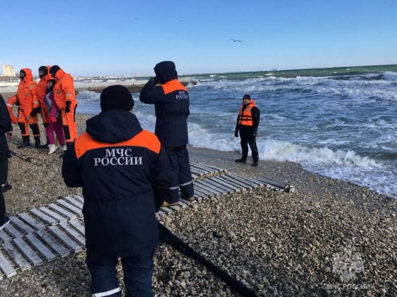 Сотрудники МЧС России обеспечили безопасность заплыва "моржей"