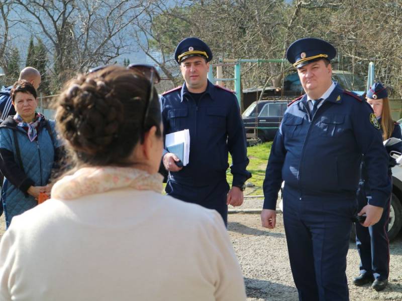 Главный следователь Крыма провел выездной прием жителей аварийного дома в Партените