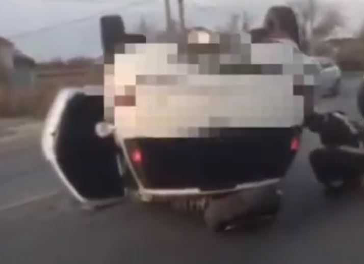 Под Феодосией перевернулась легковушка