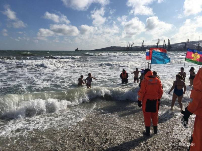 Сотрудники МЧС России обеспечили безопасность заплыва "моржей"