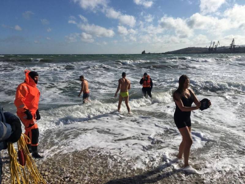 Сотрудники МЧС России обеспечили безопасность заплыва "моржей"