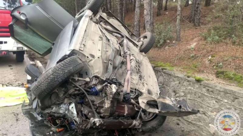 Вылетел в лоб микроавтобусу: на трассе под Алупкой погиб водитель