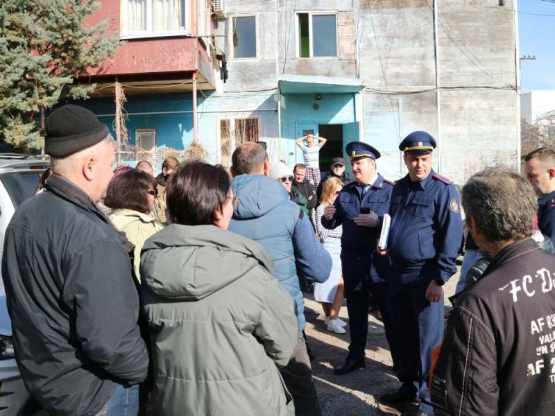 Главный следователь Крыма провел выездной прием жителей аварийного дома в Партените