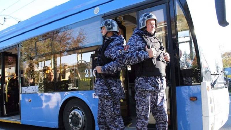 В Севастополе нетрезвый житель Краснодарского края устроил драку в троллейбусе