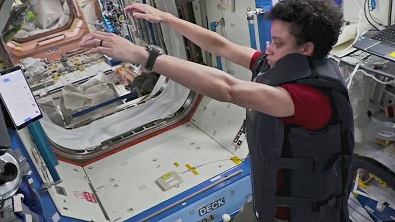 Астронавтам во время длительных миссий теперь советуют прыгать, а не бегать