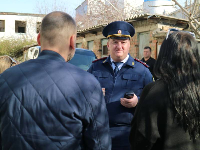 Главный следователь Крыма провел выездной прием жителей аварийного дома в Партените